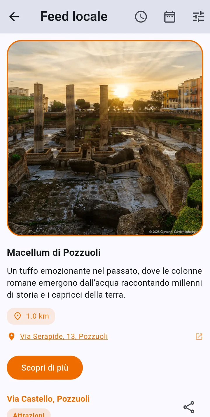Scheda del feed locale di Local Radar per il Macellum di Pozzuoli: foto delle colonne del tempio, descrizione «dove le colonne romane emergono dall’acqua raccontando millenni di storia e i capricci della terra», distanza 1.0 km, indirizzo Via Serapide 13, pulsante «Scopri di più».