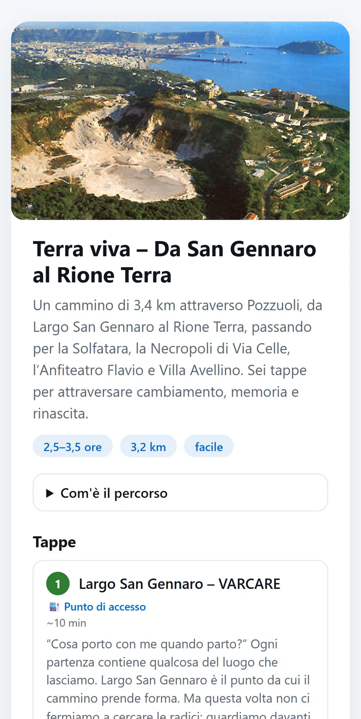 Pagina web pubblica dell’itinerario «Terra viva – Da San Gennaro al Rione Terra» aperta da smartphone: foto aerea del cratere della Solfatara, descrizione, durata, lunghezza, difficoltà e prima tappa Largo San Gennaro.