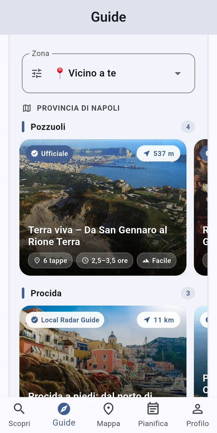 Schermata della sezione Guide di Local Radar: «Percorsi vicino a te», provincia di Napoli. Per Pozzuoli quattro percorsi, tra cui «Terra viva – Da San Gennaro al Rione Terra» con 6 tappe, 2,5–3,5 ore, difficoltà facile, a 537 metri; per Procida tre percorsi.